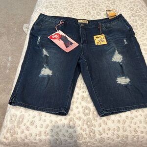 NWT Women’s Plus Size 22W Distressed Bermuda Jean shorts